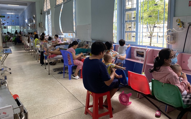 TP.HCM: Bệnh hô hấp tăng, trẻ ồ ạt nhập viện