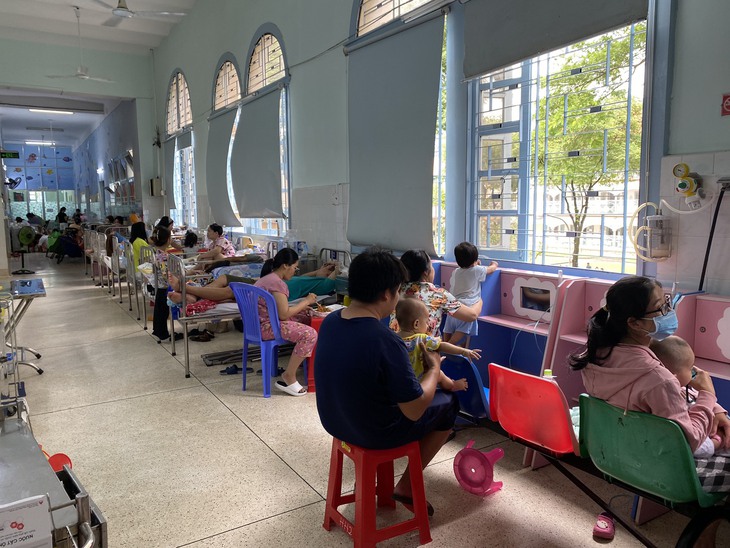 TP.HCM: Bệnh hô hấp tăng, trẻ ồ ạt nhập viện khiến bệnh viện quá tải - Ảnh 1.