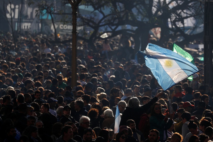 Vụ ám sát hụt phó tổng thống gây rúng động Argentina - Ảnh 2. Vụ ám sát hụt phó tổng thống gây rúng động Argentina - Ảnh 2.