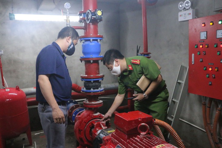 Cầu Giấy: Hơn 93% chung cư, nhà cao tầng vi phạm an toàn phòng cháy chữa cháy - Ảnh 2. Cầu Giấy: Hơn 93% chung cư, nhà cao tầng vi phạm an toàn phòng cháy chữa cháy - Ảnh 2.