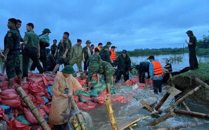 Trắng đêm cứu đê bị vỡ, số người chết và mất tích do mưa lũ vẫn gia tăng
