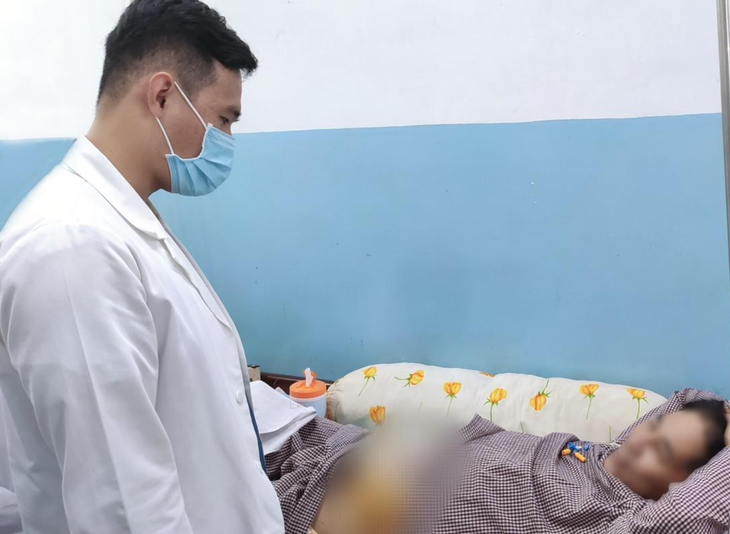 Người đàn ông bị sốc nhiễm trùng, thủng đại tràng do xương cá - Ảnh 1.