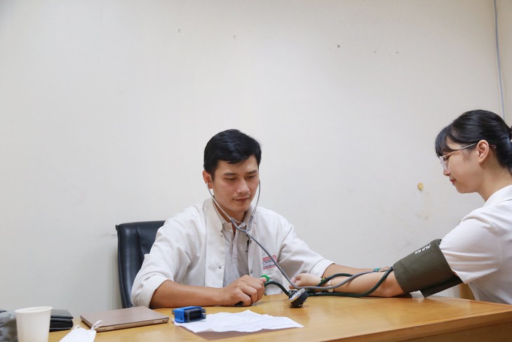 Hàng trăm y, bác sĩ ở Huế tham gia hiến máu cứu người sau bão Noru - Ảnh 2.