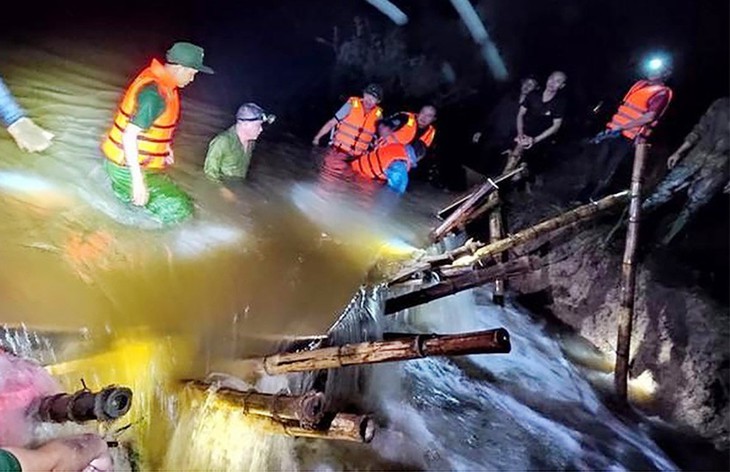 Cận cảnh vỡ đê ở Nghệ An, hàng trăm người dầm mưa xuyên đêm ứng cứu - Ảnh 1. Cận cảnh vỡ đê ở Nghệ An, hàng trăm người dầm mưa xuyên đêm ứng cứu - Ảnh 1.