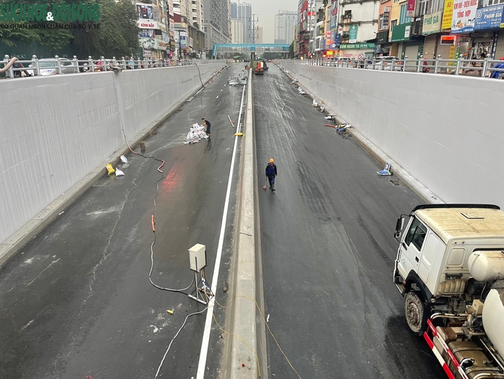Hàng chục công nhân 'đội mưa' gấp rút hoàn thành hầm chui Lê Văn Lương - Ảnh 11.