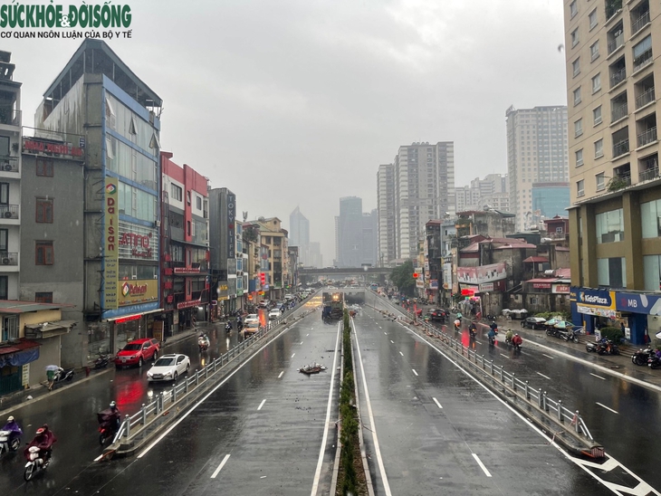 Hàng chục công nhân 'đội mưa' gấp rút hoàn thành hầm chui Lê Văn Lương - Ảnh 12.