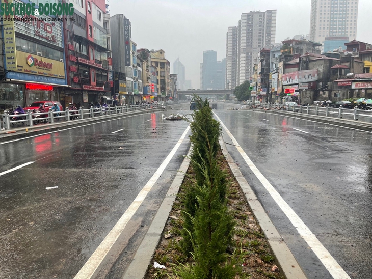 Hàng chục công nhân 'đội mưa' gấp rút hoàn thành hầm chui Lê Văn Lương - Ảnh 9.