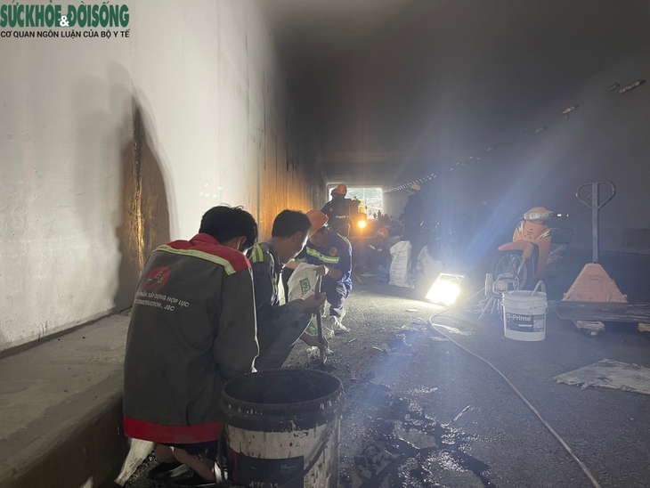 Hàng chục công nhân 'đội mưa' gấp rút hoàn thành hầm chui Lê Văn Lương - Ảnh 3.