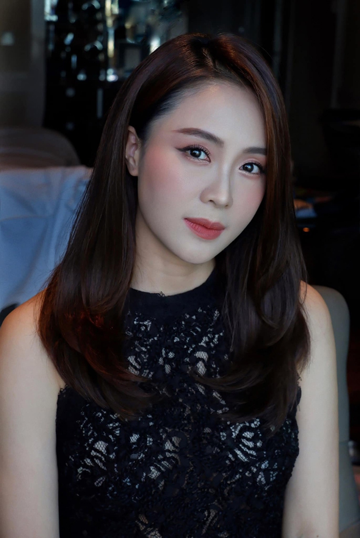Mix trang phục đời thường đẹp và thanh lịch như diễn viên Hồng Diễm - Ảnh 2.