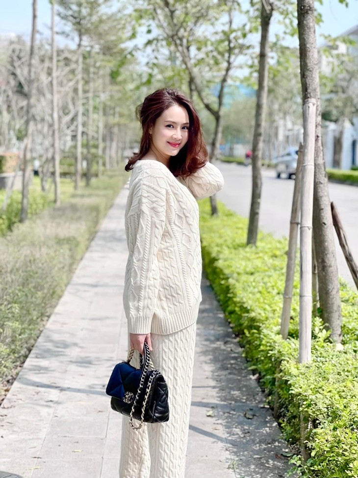 Mix trang phục đời thường đẹp và thanh lịch như diễn viên Hồng Diễm - Ảnh 13.