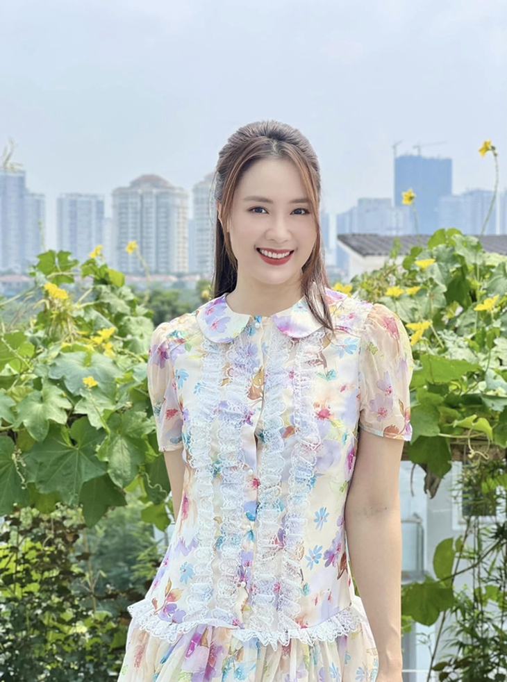 Mix trang phục đời thường đẹp và thanh lịch như diễn viên Hồng Diễm - Ảnh 4.