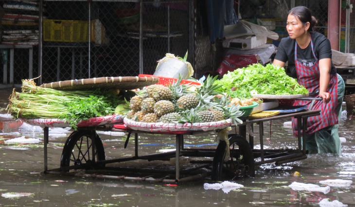 Tiểu thương lại khốn khổ vì chợ Vinh ngập sâu sau mưa lớn - Ảnh 2.