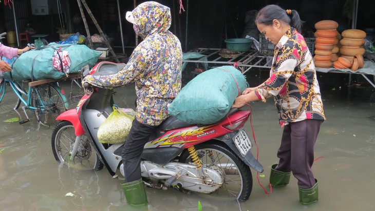 Tiểu thương lại khốn khổ vì chợ Vinh ngập sâu sau mưa lớn - Ảnh 4.