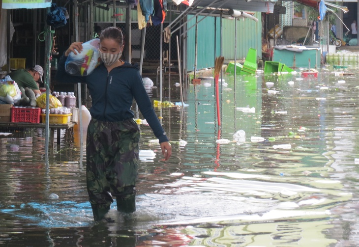 Tiểu thương lại khốn khổ vì chợ Vinh ngập sâu sau mưa lớn - Ảnh 5.