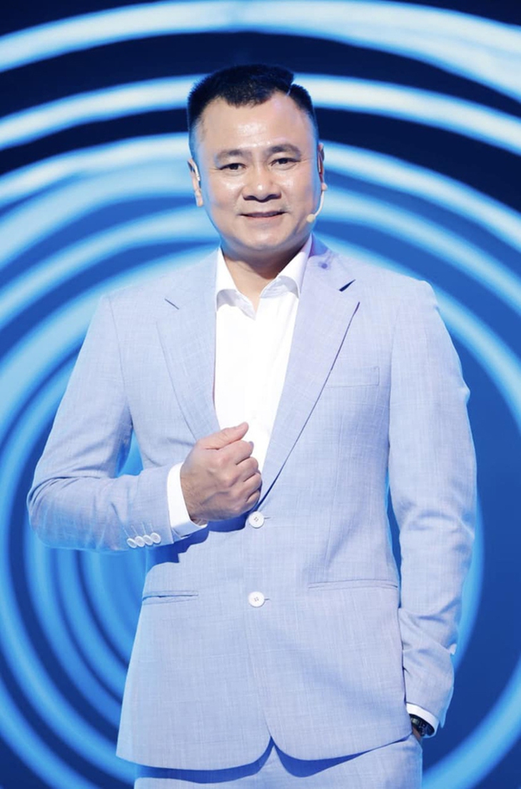 NSND Tự Long tuổi 49: Nhận vai diễn “lướt qua màn hình” phim "Đấu trí" và cuộc sống riêng ngày càng viên mãn - Ảnh 2.