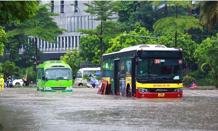 Chiều nay Hà Nội tiếp tục mưa lớn vào giờ tan tầm - Ảnh 2.