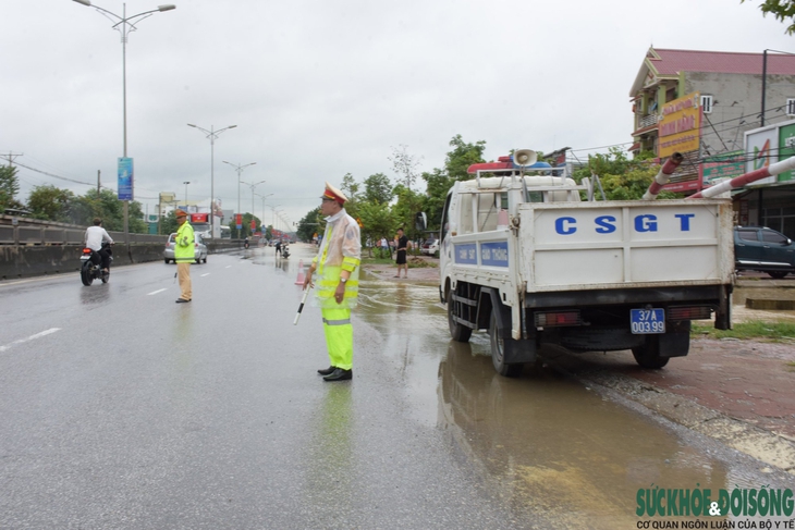 Nghệ An: Di dời khẩn cấp bệnh nhân ra khỏi vùng ngập lụt an toàn - Ảnh 8.