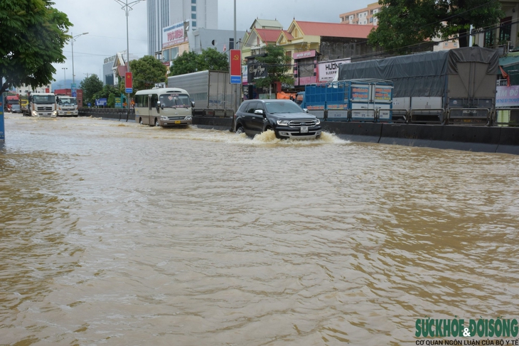 Nghệ An: Di dời khẩn cấp bệnh nhân ra khỏi vùng ngập lụt an toàn - Ảnh 3.