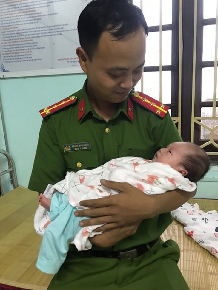 Bé sơ sinh bị bỏ rơi trên đường đã có gia đình nhận nuôi - Ảnh 2.