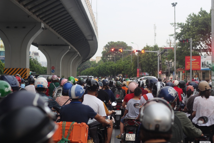 Dòng người đổ về Thủ đô, cửa ngõ Hà Nội ùn tắc - Ảnh 11. Dòng người đổ về Thủ đô, cửa ngõ Hà Nội ùn tắc - Ảnh 11.