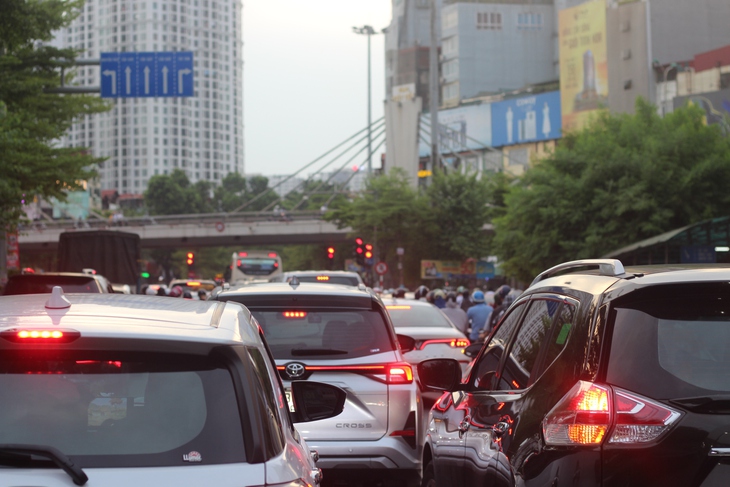 Dòng người đổ về Thủ đô, cửa ngõ Hà Nội ùn tắc - Ảnh 12. Dòng người đổ về Thủ đô, cửa ngõ Hà Nội ùn tắc - Ảnh 12.