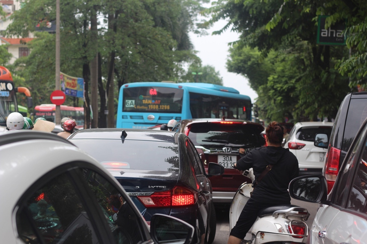 Dòng người đổ về Thủ đô, cửa ngõ Hà Nội ùn tắc - Ảnh 6. Dòng người đổ về Thủ đô, cửa ngõ Hà Nội ùn tắc - Ảnh 6.