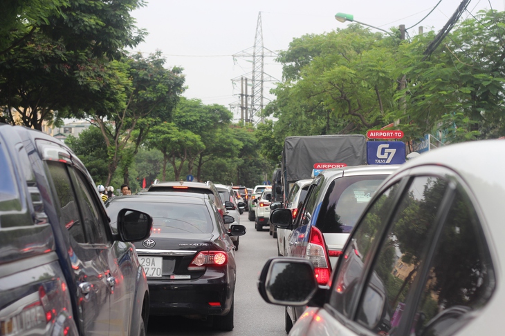Dòng người đổ về Thủ đô, cửa ngõ Hà Nội ùn tắc - Ảnh 3. Dòng người đổ về Thủ đô, cửa ngõ Hà Nội ùn tắc - Ảnh 3.