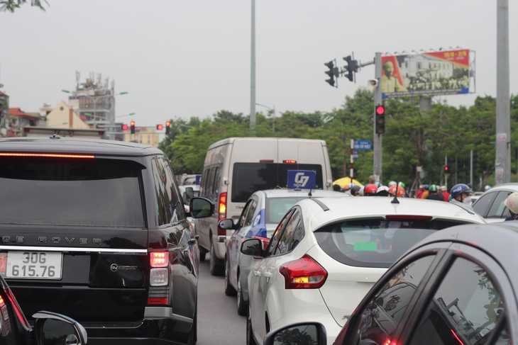 Dòng người đổ về Thủ đô, cửa ngõ Hà Nội ùn tắc - Ảnh 8. Dòng người đổ về Thủ đô, cửa ngõ Hà Nội ùn tắc - Ảnh 8.