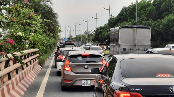Dòng người đổ về Thủ đô, cửa ngõ Hà Nội ùn tắc - Ảnh 1. Dòng người đổ về Thủ đô, cửa ngõ Hà Nội ùn tắc - Ảnh 1.