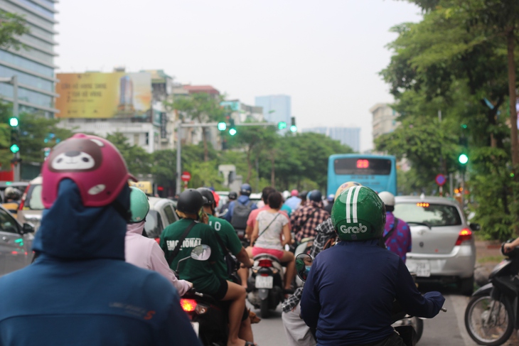 Dòng người đổ về Thủ đô, cửa ngõ Hà Nội ùn tắc - Ảnh 10. Dòng người đổ về Thủ đô, cửa ngõ Hà Nội ùn tắc - Ảnh 10.