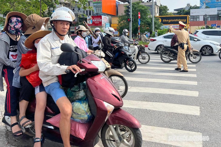 Người dân lỉnh kỉnh đồ đạc quay lại Thủ đô, cửa ngõ phía Nam tắc cứng - Ảnh 2. Người dân lỉnh kỉnh đồ đạc quay lại Thủ đô, cửa ngõ phía Nam tắc cứng - Ảnh 2.