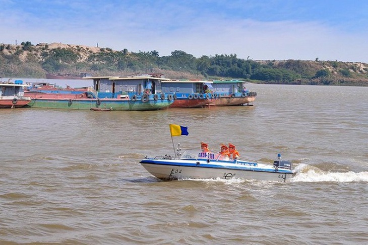 Đặt biển cảnh báo nguy hiểm trên sông Hồng khu vực xe container bị rơi - Ảnh 2. Đặt biển cảnh báo nguy hiểm trên sông Hồng khu vực xe container bị rơi - Ảnh 2.
