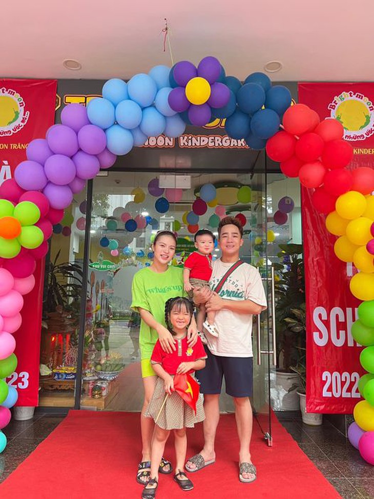 Biểu cảm đáng yêu của con sao Việt trong ngày khai giảng - Ảnh 4.