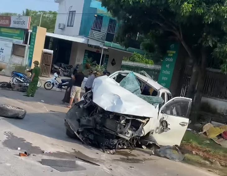 Vụ tai nạn nghiêm trọng khiến 2 vợ chồng tử vong: Tạm giữ tài xế ô tô gây tai nạn - Ảnh 2. Vụ tai nạn nghiêm trọng khiến 2 vợ chồng tử vong: Tạm giữ tài xế ô tô gây tai nạn - Ảnh 2.