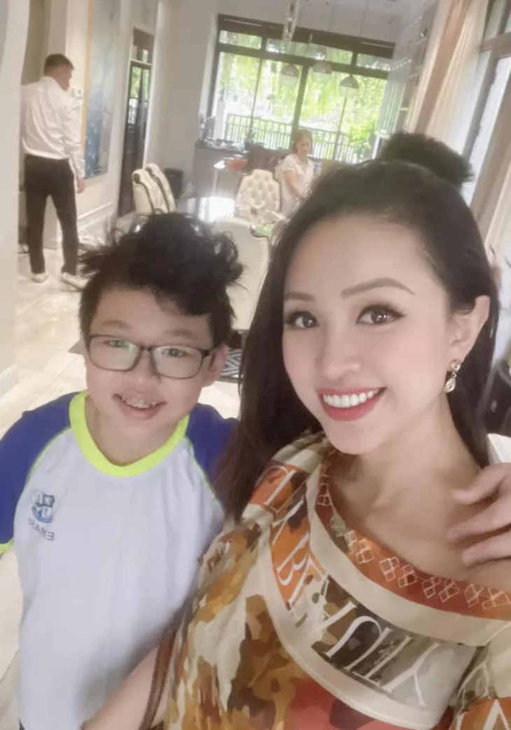 Biểu cảm đáng yêu của con sao Việt trong ngày khai giảng - Ảnh 7.