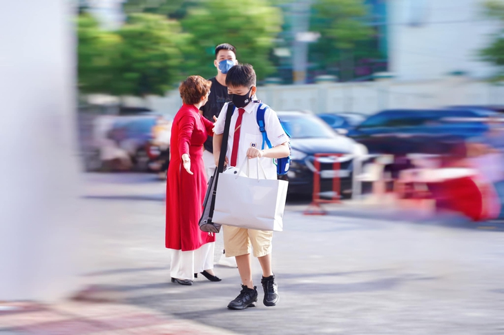 Biểu cảm đáng yêu của con sao Việt trong ngày khai giảng - Ảnh 5.