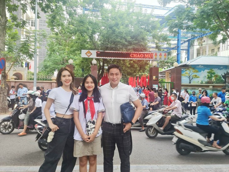 Biểu cảm đáng yêu của con sao Việt trong ngày khai giảng - Ảnh 1.
