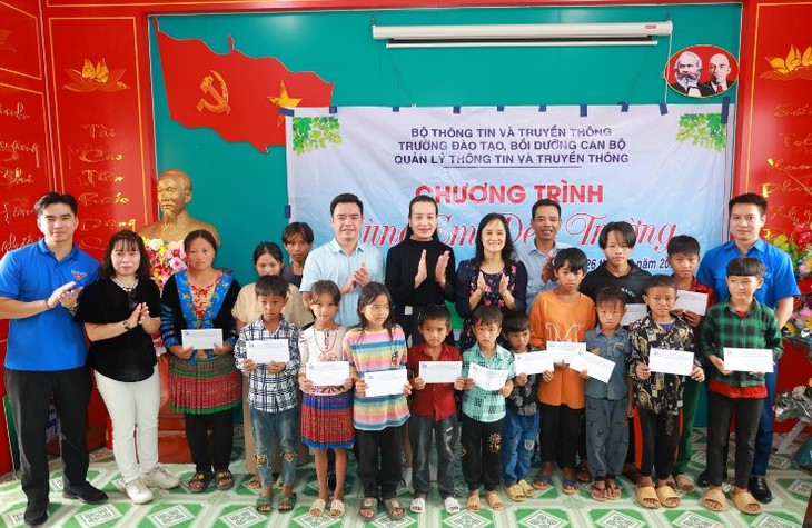 Dự án “phát triển báo chí Việt Nam” tổ chức hoạt động tập huấn và tặng quà cho trẻ em khó khăn tại Lai Châu - Ảnh 5. Dự án “phát triển báo chí Việt Nam” tổ chức hoạt động tập huấn và tặng quà cho trẻ em khó khăn tại Lai Châu - Ảnh 5.