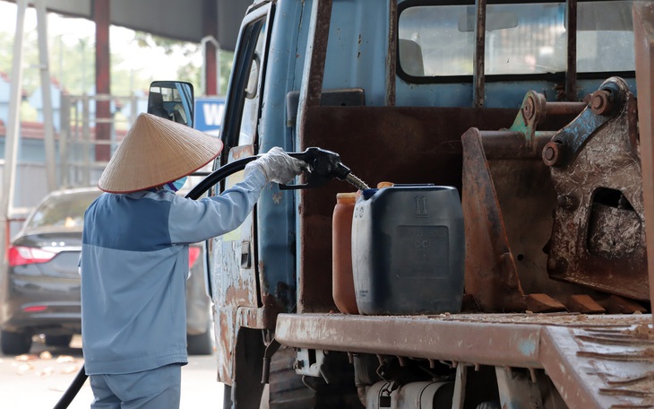 Giá xăng giảm nhẹ, giá dầu tiếp tục tăng