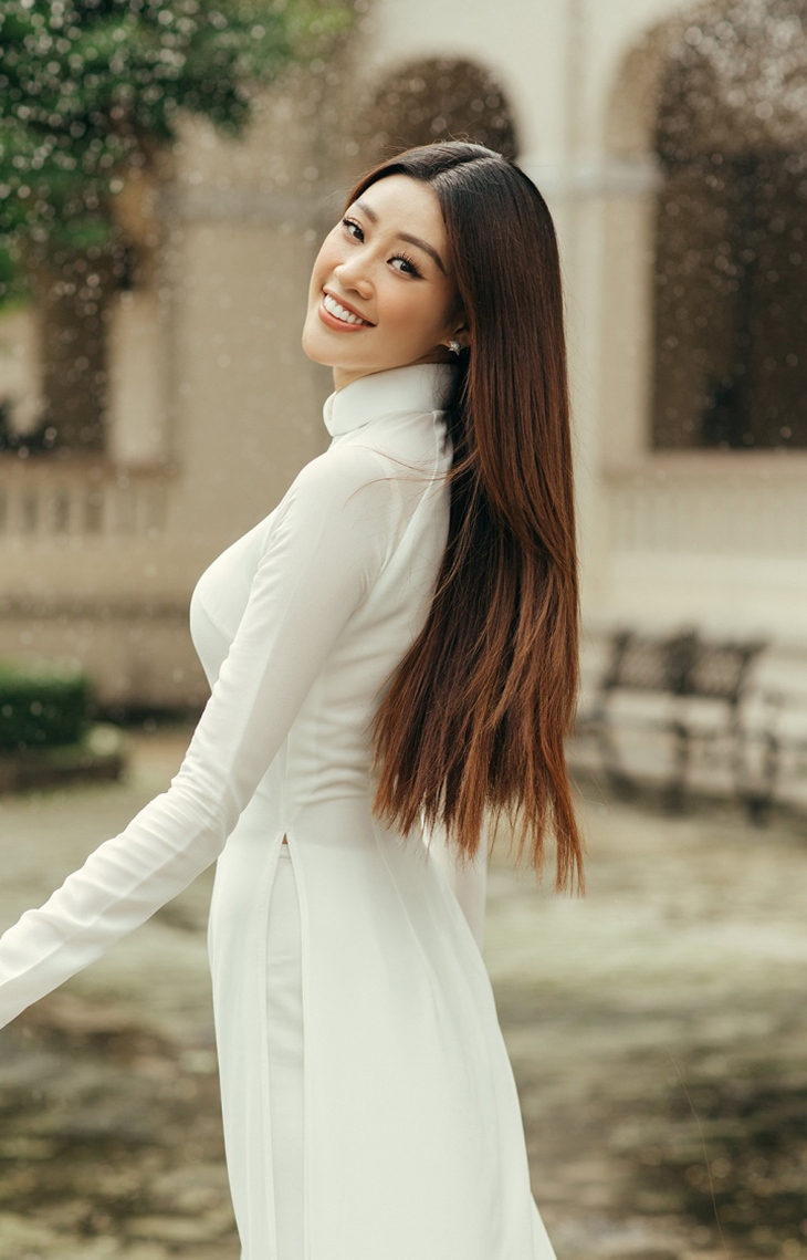 Mừng khai giảng, Khánh Vân, Phương Anh diện áo dài trắng tái hiện tuổi học trò - Ảnh 7.