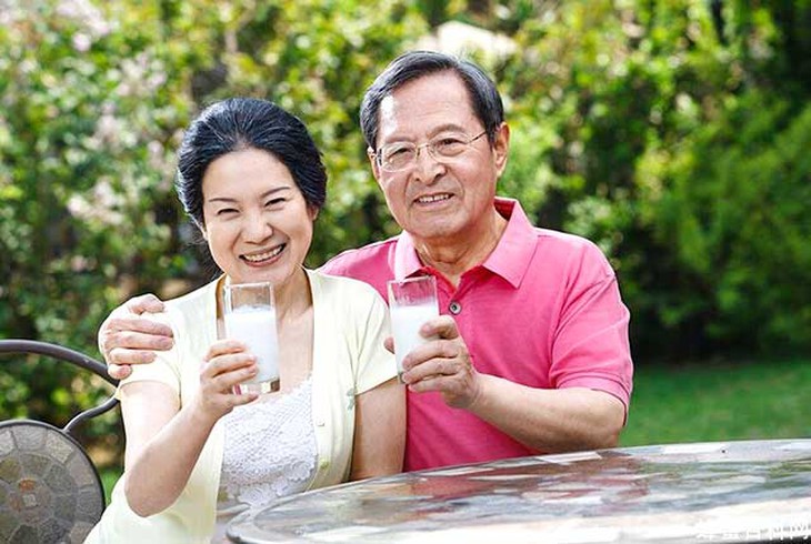 Nam giới lớn tuổi nên ăn gì để khỏe mạnh hơn mỗi ngày? - Ảnh 1.