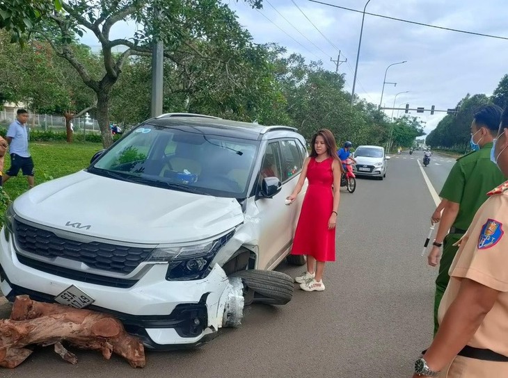 Gây tai nạn, nữ tài xế lái xe nổ bánh bỏ chạy bị phạt 70 triệu đồng - Ảnh 1.
