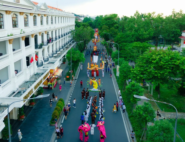 Sôi động Lễ hội quảng diễn Lân Sư Rồng, rước đèn Trung thu trên đường phố Huế - Ảnh 11. Sôi động Lễ hội quảng diễn Lân Sư Rồng, rước đèn Trung thu trên đường phố Huế - Ảnh 11.