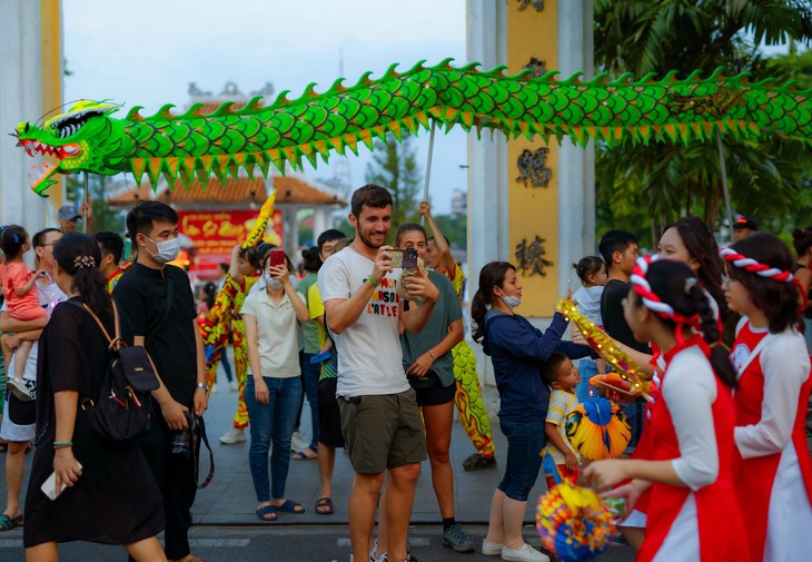 Sôi động Lễ hội quảng diễn Lân Sư Rồng, rước đèn Trung thu trên đường phố Huế - Ảnh 9. Sôi động Lễ hội quảng diễn Lân Sư Rồng, rước đèn Trung thu trên đường phố Huế - Ảnh 9.