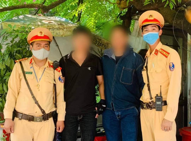 Ngăn chặn kịp thời thanh niên định nhảy cầu Chương Dương tự tử vì trầm cảm công việc - Ảnh 1.