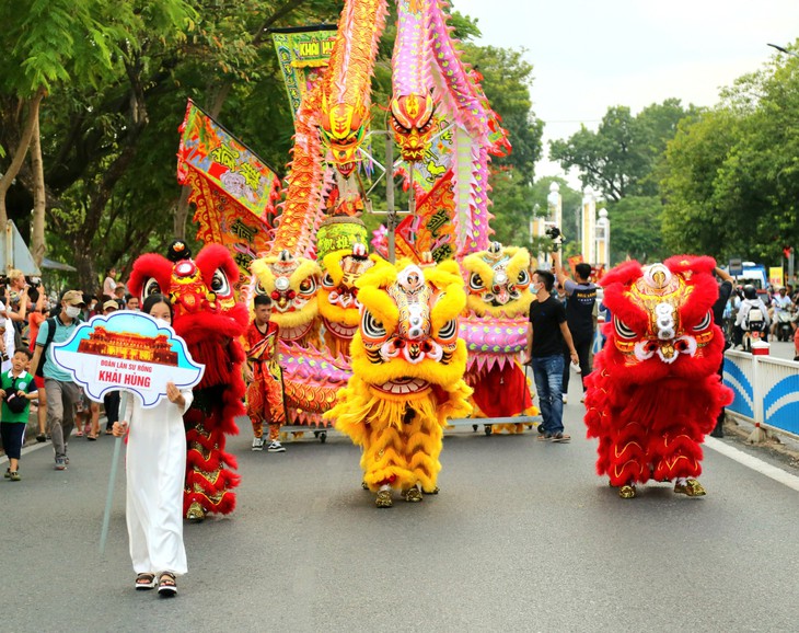 Sôi động Lễ hội quảng diễn Lân Sư Rồng, rước đèn Trung thu trên đường phố Huế - Ảnh 2. Sôi động Lễ hội quảng diễn Lân Sư Rồng, rước đèn Trung thu trên đường phố Huế - Ảnh 2.
