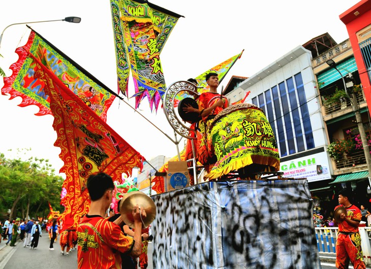 Sôi động Lễ hội quảng diễn Lân Sư Rồng, rước đèn Trung thu trên đường phố Huế - Ảnh 3. Sôi động Lễ hội quảng diễn Lân Sư Rồng, rước đèn Trung thu trên đường phố Huế - Ảnh 3.