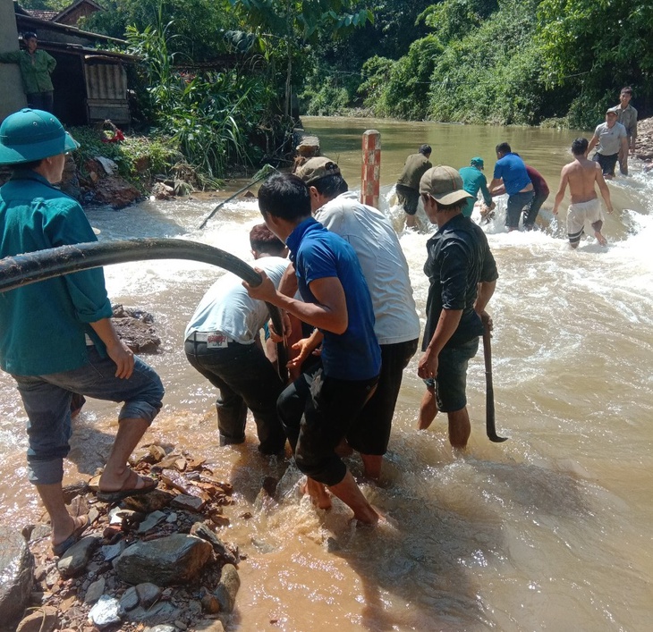 Khẩn trương khắc phục mưa lũ trên địa bàn huyện miền núi Nghệ An - Ảnh 3. Khẩn trương khắc phục mưa lũ trên địa bàn huyện miền núi Nghệ An - Ảnh 3.