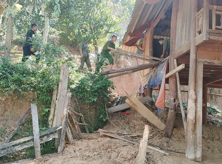 Khẩn trương khắc phục mưa lũ trên địa bàn huyện miền núi Nghệ An - Ảnh 4. Khẩn trương khắc phục mưa lũ trên địa bàn huyện miền núi Nghệ An - Ảnh 4.