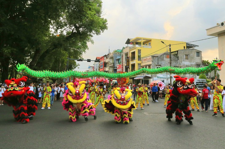 Sôi động Lễ hội quảng diễn Lân Sư Rồng, rước đèn Trung thu trên đường phố Huế - Ảnh 7. Sôi động Lễ hội quảng diễn Lân Sư Rồng, rước đèn Trung thu trên đường phố Huế - Ảnh 7.